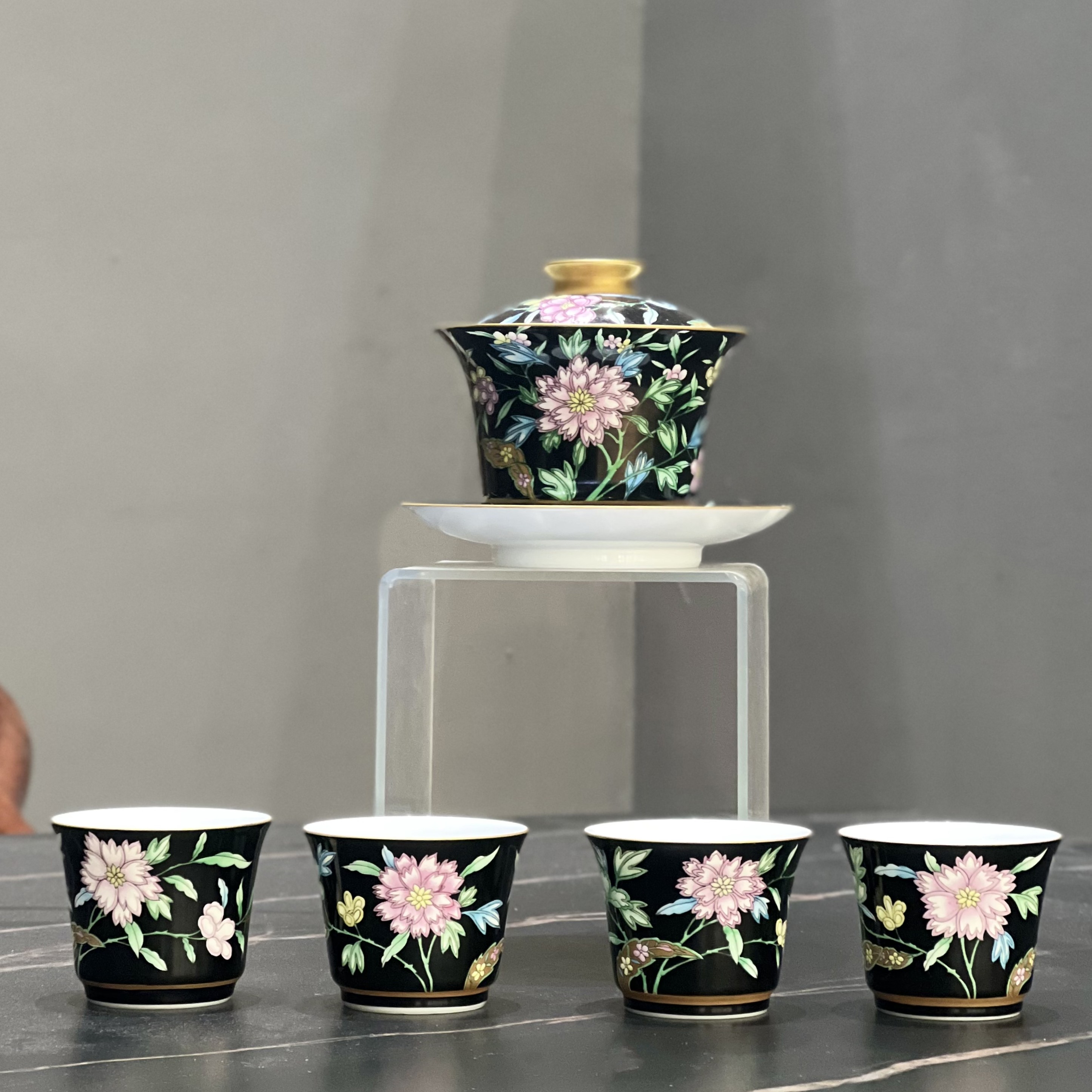 黑地彩花卉茶具