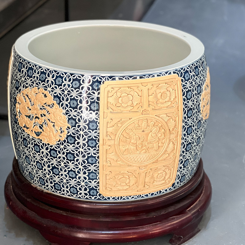 青花福寿开窗雕刻直口缸