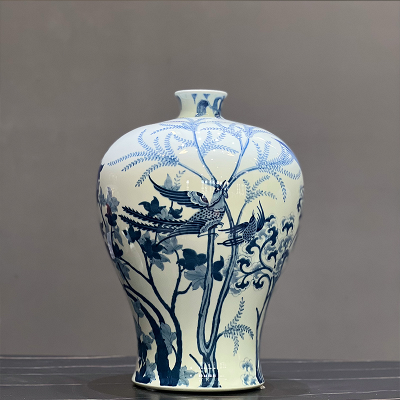 青花云林春风梅瓶