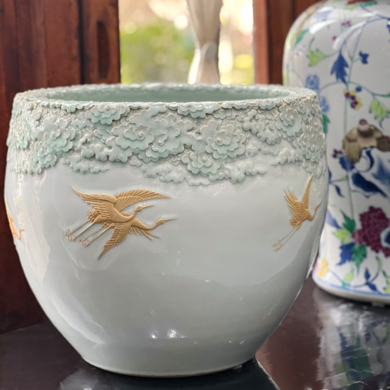 青釉云鹤雕刻缸