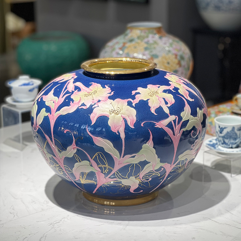 洒蓝雕刻百合彩绘罐