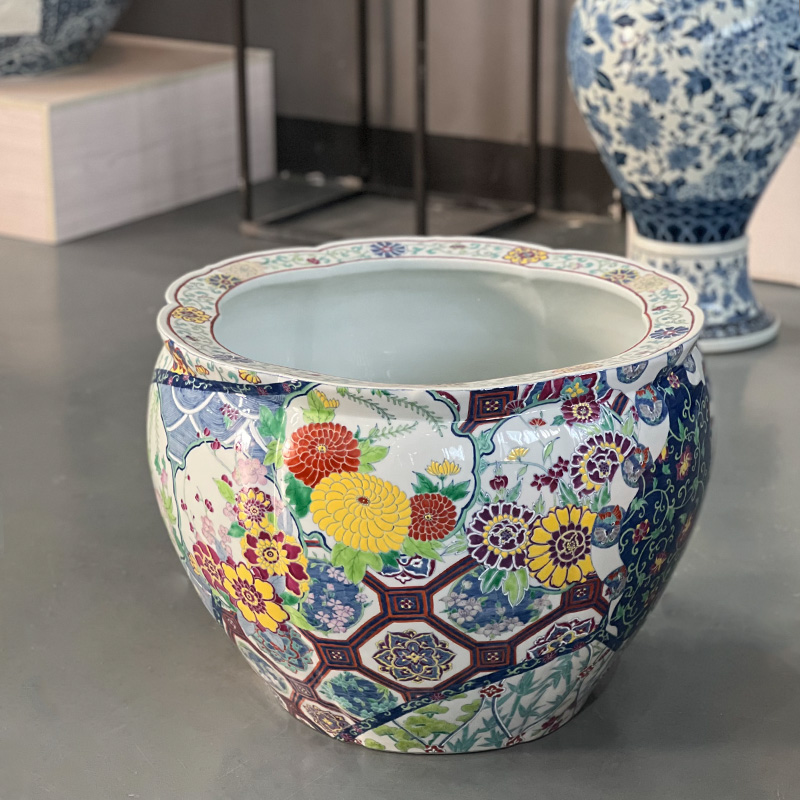 重工花卉开窗斗彩缸（泥条盘筑）