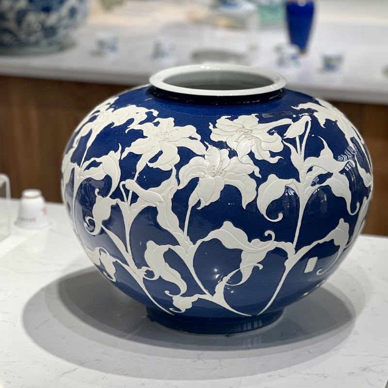 洒蓝百合花雕刻罐