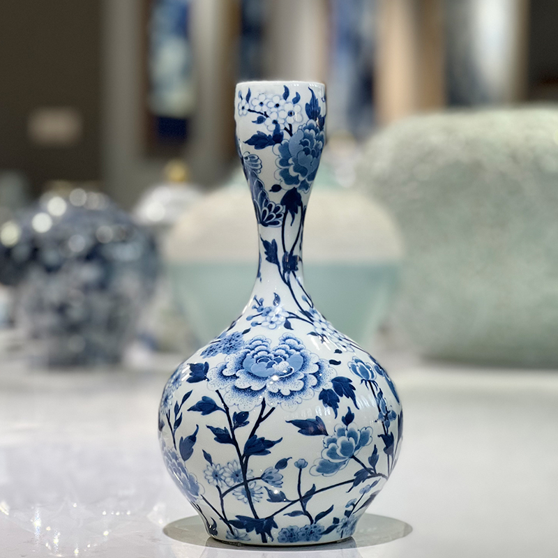 青花牡丹细口瓶