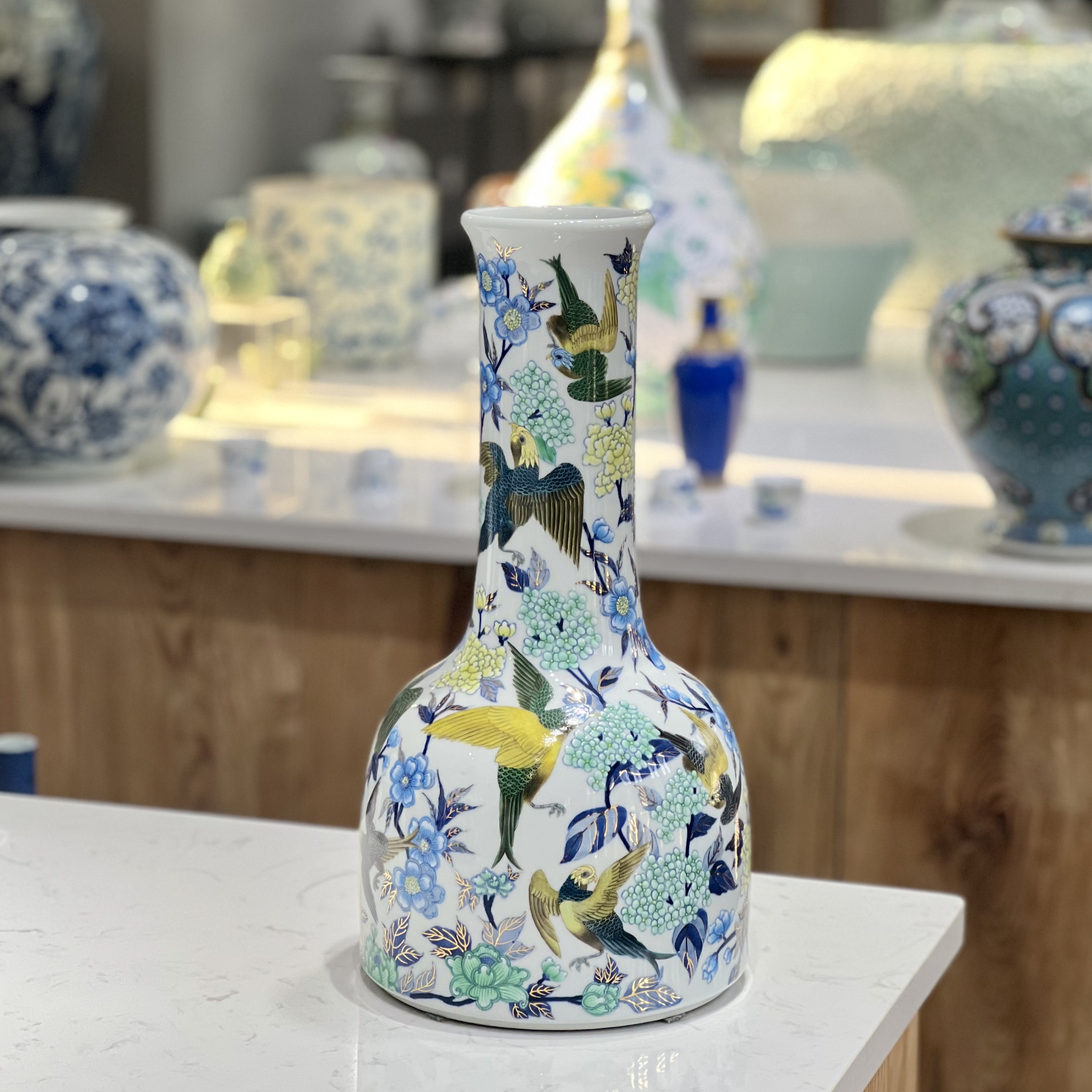 群鹦映春摇铃尊