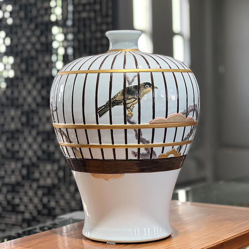 八哥雕刻彩绘梅瓶