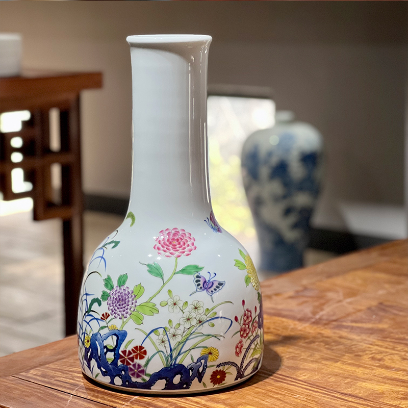 斗彩春色满园摇铃尊