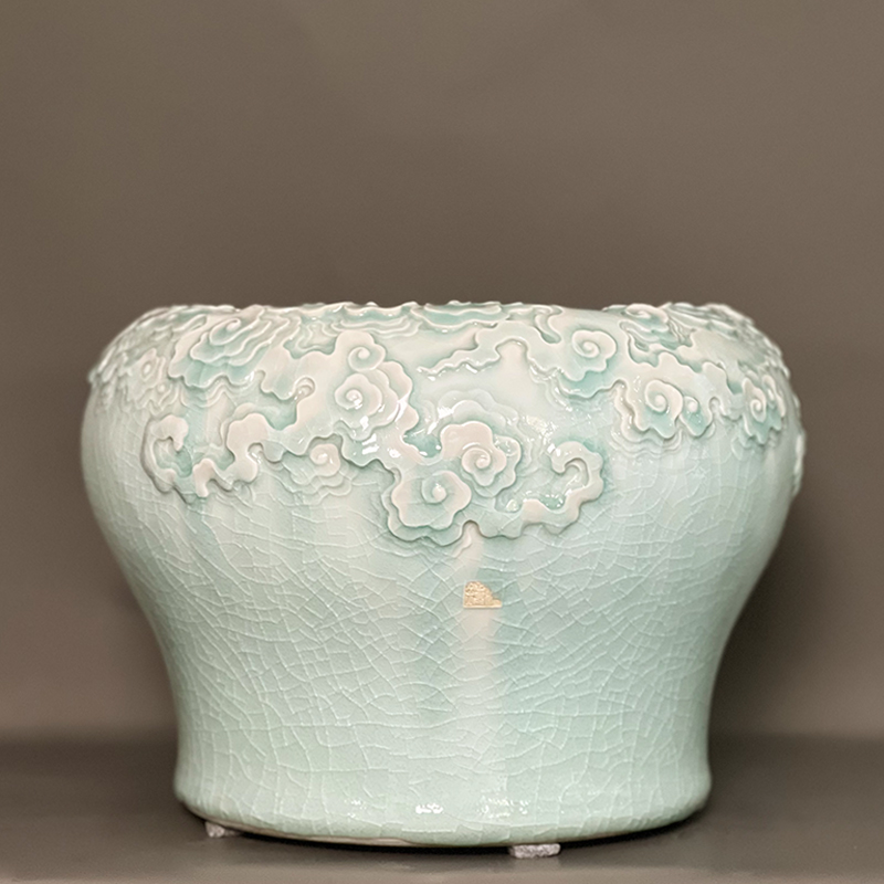 青釉祥云雕刻罐