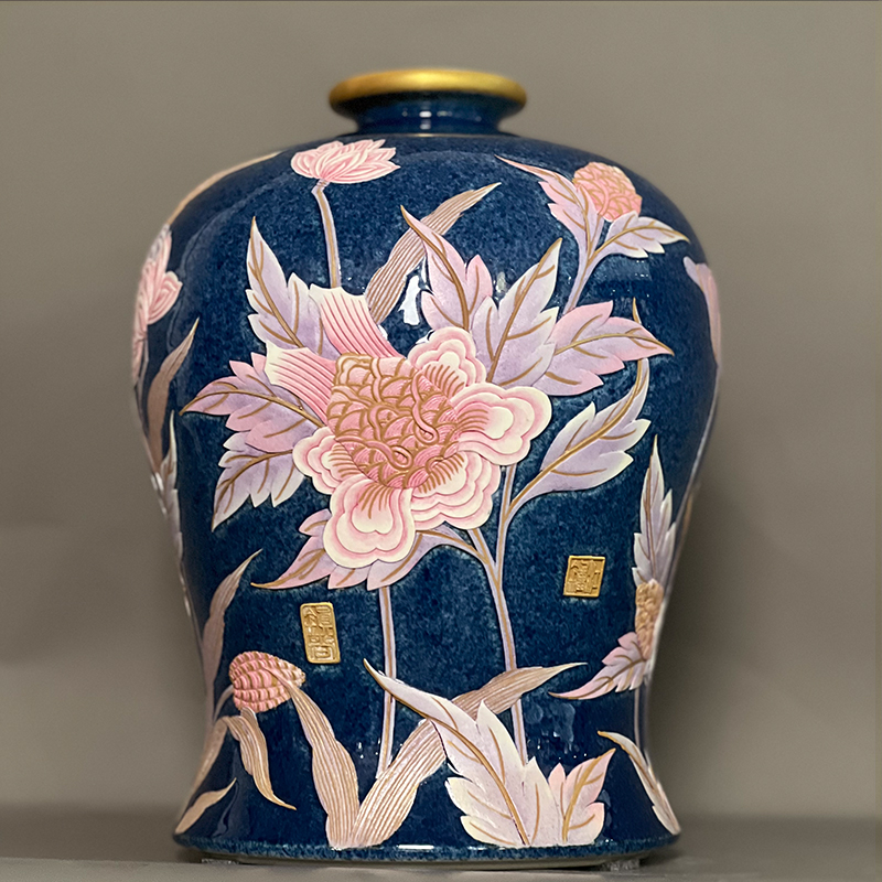 洒蓝雕刻荷花梅瓶