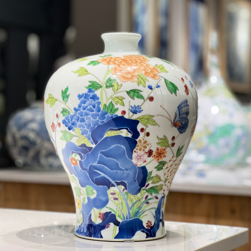 斗彩春色满园梅瓶