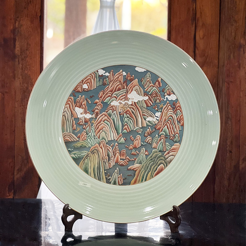青釉山水雕刻彩绘盘